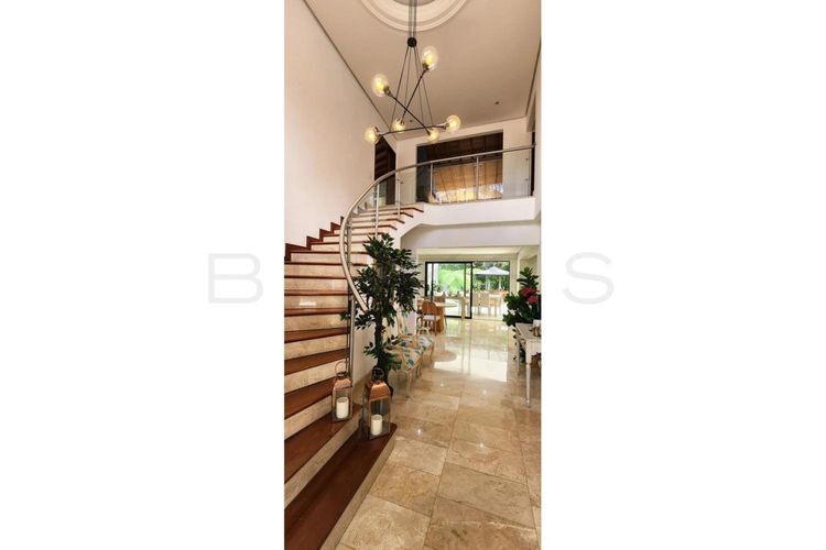 Casa de 3 alcobas en venta en Los Naranjos, Medellín, 446 m² · foto 9 de 18