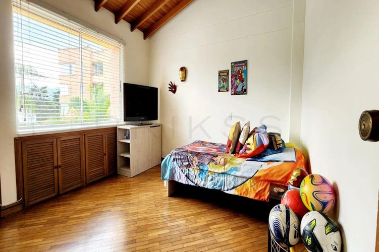 Casa de 4 alcobas en venta en San Lucas, Medellín, 385 m² · foto 13 de 16