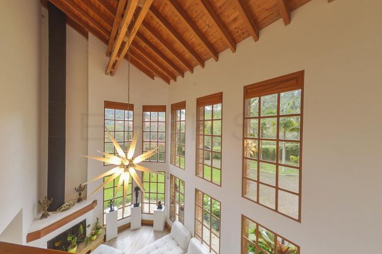 Casa de 4 alcobas en venta en La Inmaculada, Envigado, 370 m² · foto 3 de 24