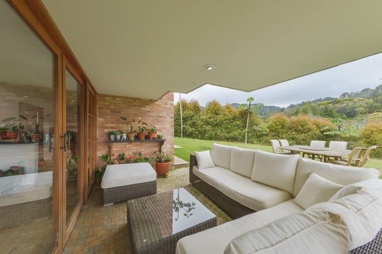 Casa de 4 alcobas en venta en La Inmaculada, Envigado, 370 m² · foto 5 de 24