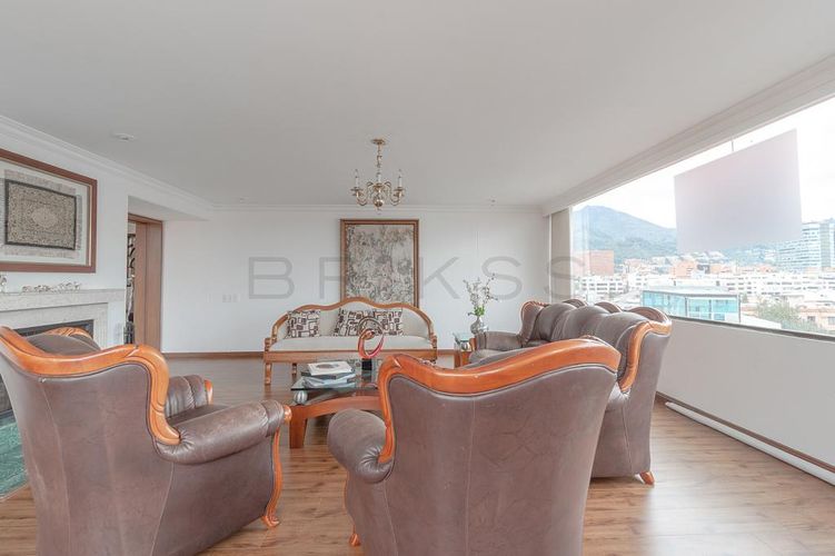Apartamento de 4 alcobas en venta en Santa Barbara Central, Bogotá, 330 m² · foto 2 de 24