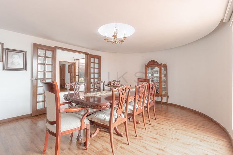 Apartamento de 4 alcobas en venta en Santa Barbara Central, Bogotá, 330 m² · foto 3 de 24