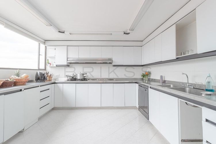 Apartamento de 4 alcobas en venta en Santa Barbara Central, Bogotá, 330 m² · foto 6 de 24