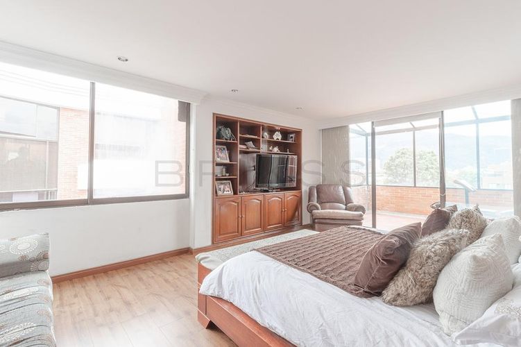 Apartamento de 4 alcobas en venta en Santa Barbara Central, Bogotá, 330 m² · foto 10 de 24