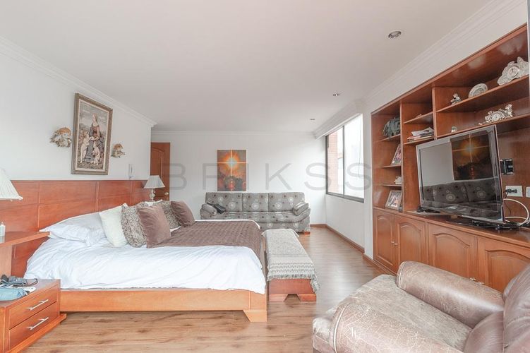 Apartamento de 4 alcobas en venta en Santa Barbara Central, Bogotá, 330 m² · foto 11 de 24