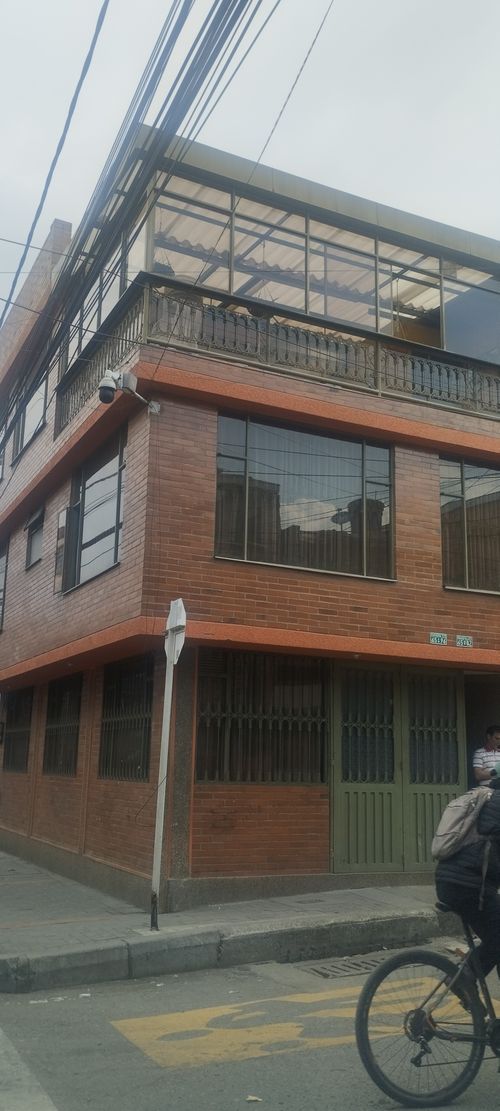 Casa de 4 alcobas en venta en Centro Engativa, Bogotá, 135 m² · foto 2 de 24