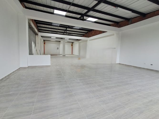 Bodega en arriendo en Los Rosales, Pereira, 340 m² · foto 2 de 9