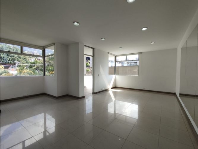 Apartamento de 3 alcobas en venta en Lalinde, Medellín, 137 m² · foto 2 de 17