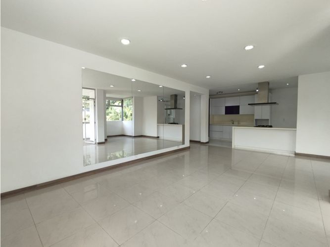 Apartamento de 3 alcobas en venta en Lalinde, Medellín, 137 m² · foto 3 de 17