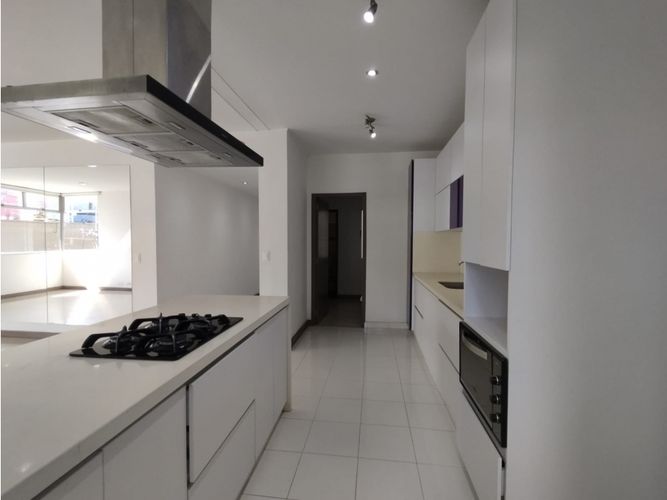 Apartamento de 3 alcobas en venta en Lalinde, Medellín, 137 m² · foto 5 de 17