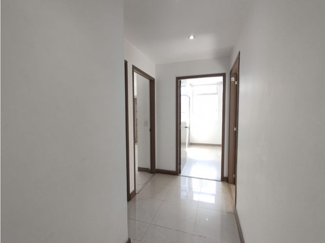 Apartamento de 3 alcobas en venta en Lalinde, Medellín, 137 m² · foto 8 de 17