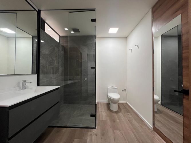 Apartamento de 2 alcobas en arriendo en El Poblado, Medellín, 155 m² · foto 15 de 19