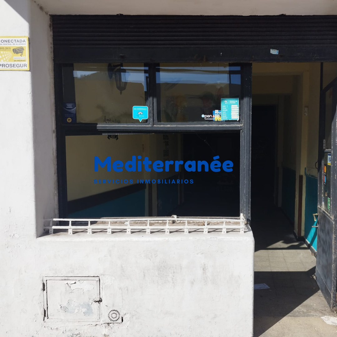 Exclusivo Alquiler de Local Comercial en el Corazón Histórico de la Ciudad Vieja: Ubicación Premium para su Negocio.