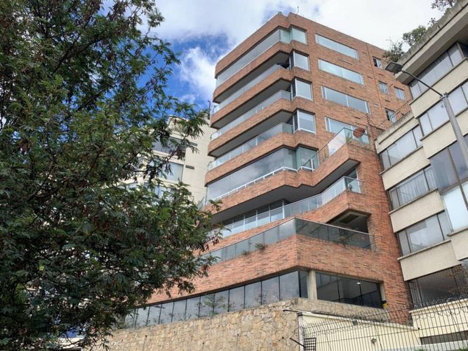Apartamento de 2 alcobas en venta en El Refugio, Bogotá, 191 m² · foto 1 de 24