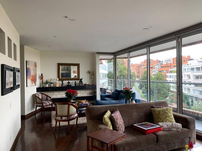 Apartamento de 2 alcobas en venta en El Refugio, Bogotá, 191 m² · foto 2 de 24