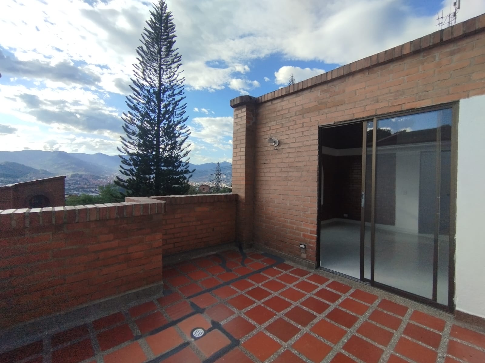 Casa en Arriendo en Loma del Indio, Medellín en Loma Del Indio