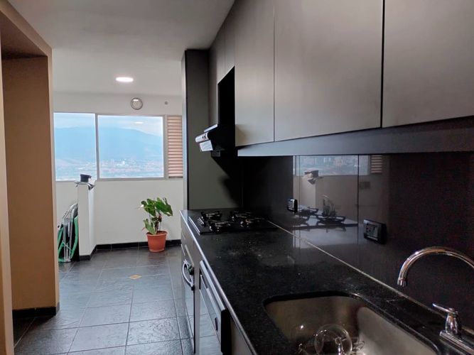Apartamento de 2 alcobas en arriendo en El Poblado, Medellín, 126 m² · foto 4 de 12