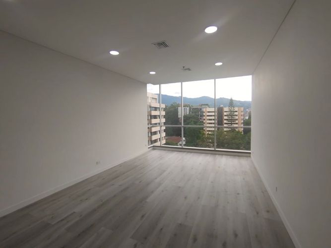Oficina en arriendo en El Poblado, Medellín, 34 m² · foto 2 de 11