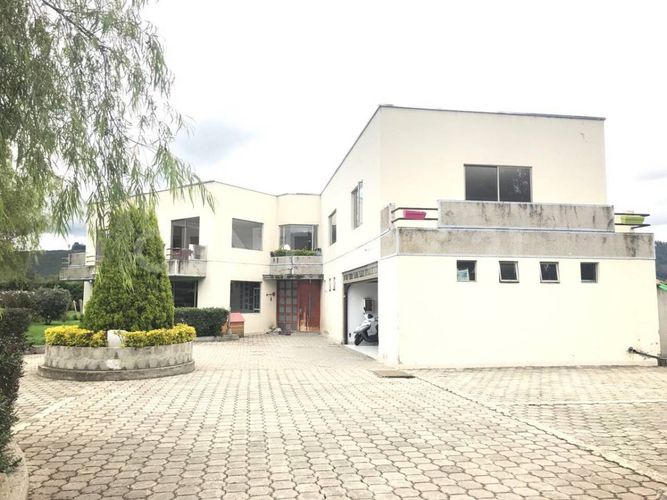 Casa de 4 alcobas en venta en Puente Peralta, Chía, 390 m² · foto 2 de 24