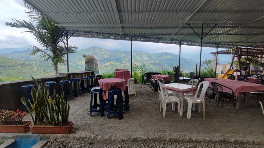 Edificio en venta en Bajo Tablazo, Manizales, 202 m² · foto 2 de 24