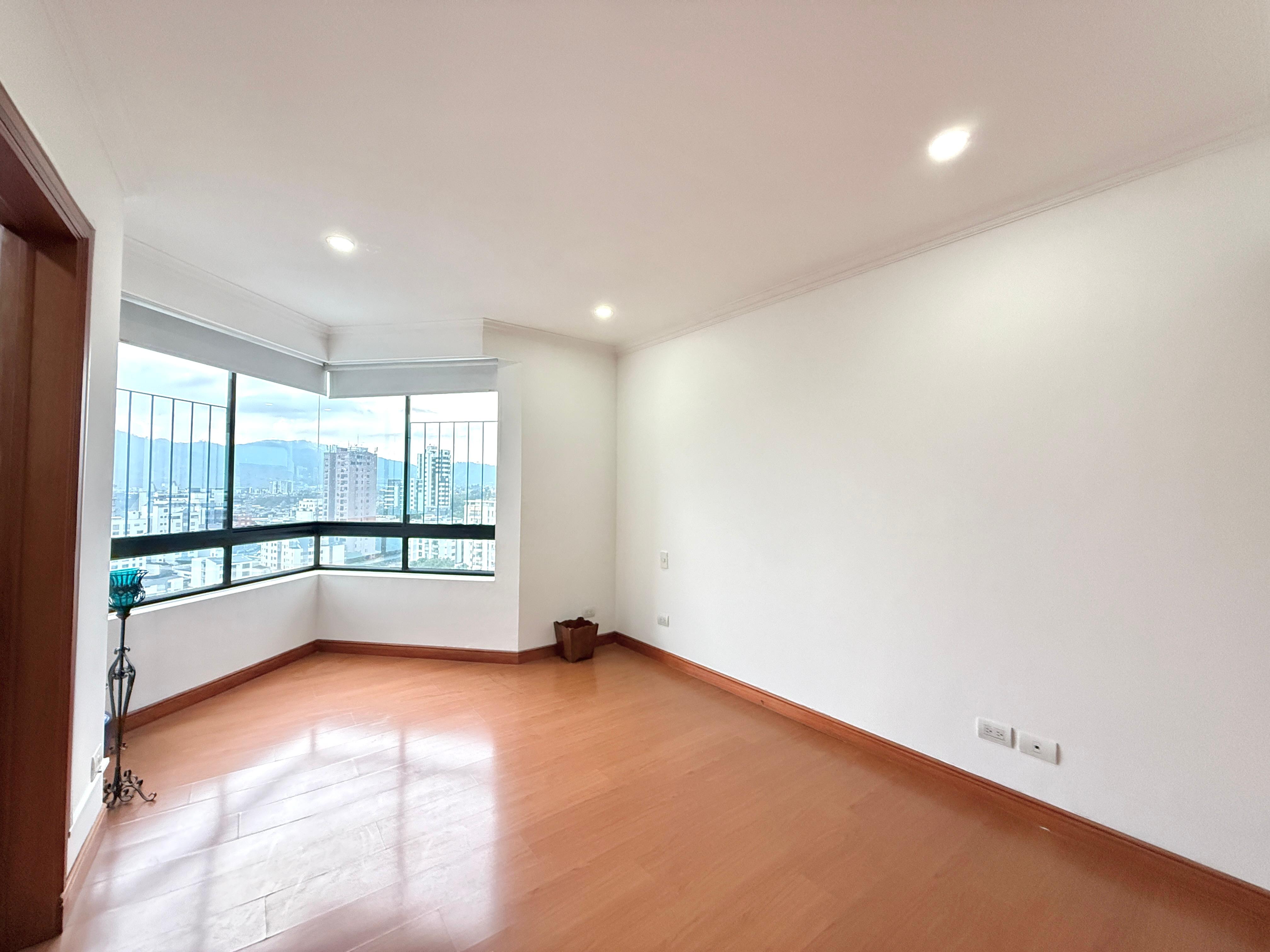 Apartamento en venta en Pinares, Pereira · foto 2 de 24