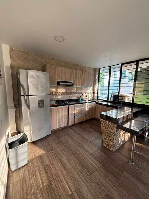 Casa de 5 alcobas en venta en Ricaurte, 266 m² · foto 8 de 24