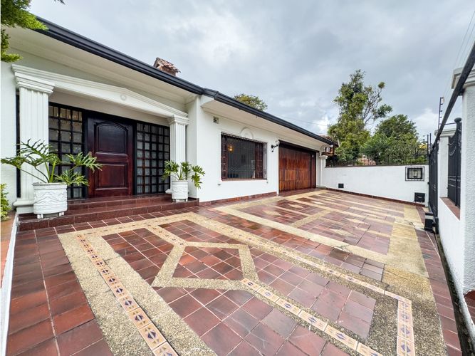 Casa de 3 alcobas en venta en Santa Barbara, Bogotá, 540 m² · foto 2 de 24