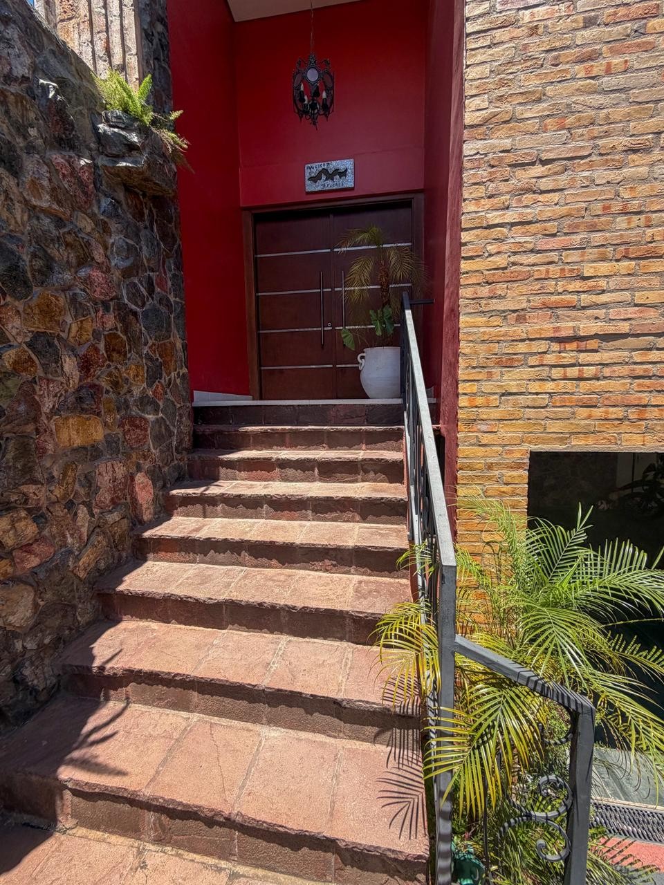 Exclusiva Residencia de Lujo en Bo. Jara: 910m² de Elegancia Moderna, 6 Dormitorios, 9 Baños, Estacionamiento para 6 Vehículos. A solo 200m de Av. General Santos. ¡Una Inversión Inigualable! — foto 2
