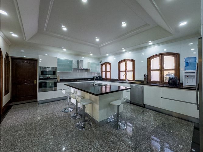 Casa de 4 alcobas en venta en Cedritos, Bogotá, 1338 m² · foto 4 de 24