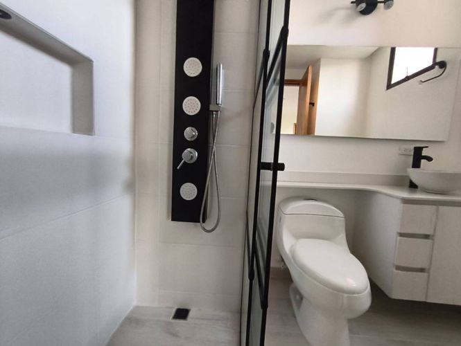 Apartamento de 2 alcobas en arriendo en El Poblado, Medellín, 130 m² · foto 5 de 16