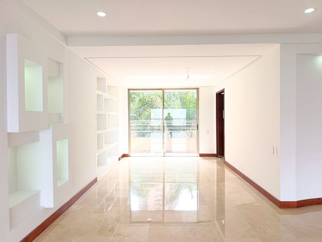 Apartamento de 3 alcobas en arriendo en Los Naranjos, Medellín, 210 m² · foto 4 de 19