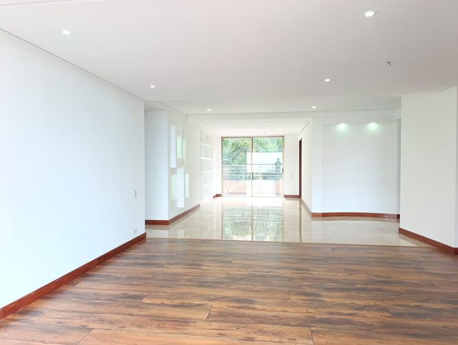 Apartamento de 3 alcobas en arriendo en Los Naranjos, Medellín, 210 m² · foto 2 de 19