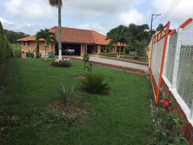 Casa de 5 alcobas en venta en Sector Parque Valencia, Armenia, 1200 m² · foto 2 de 24