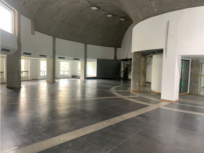 Local en arriendo en Los Balsos, Medellín, 728 m² · foto 2 de 17