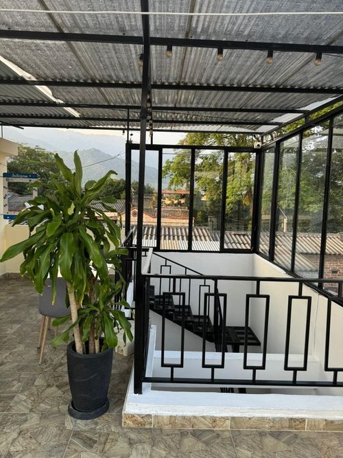 Casa de 10 alcobas en venta en Topacio, Ibagué, 160 m² · foto 2 de 12