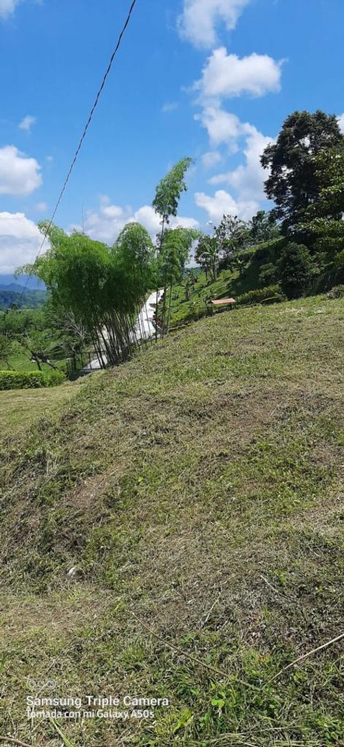 Lote en venta en Avenida Kevin Angel, Manizales, 2200 m² · foto 2 de 8