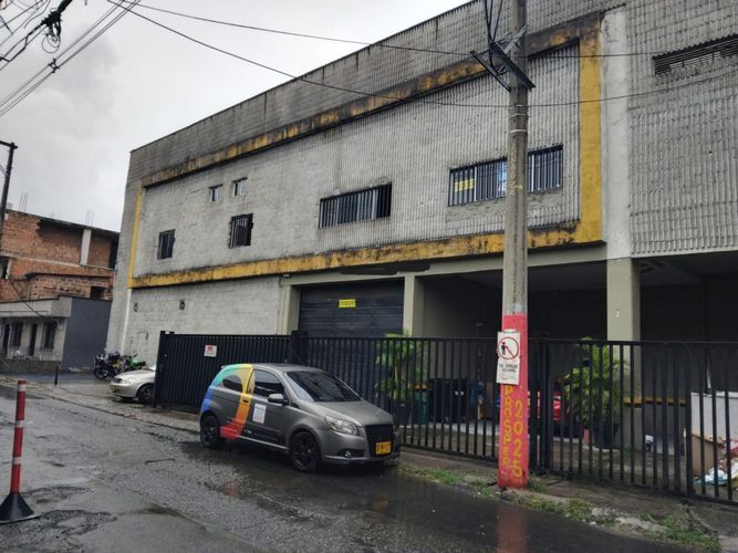 Bodega en arriendo en Villa Del Parque, Medellín, 2000 m² · foto 2 de 24