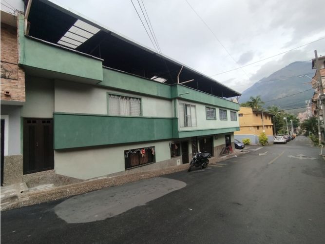 Casa de 9 alcobas en venta en Porvenir, Bello, 208 m² · foto 19 de 20