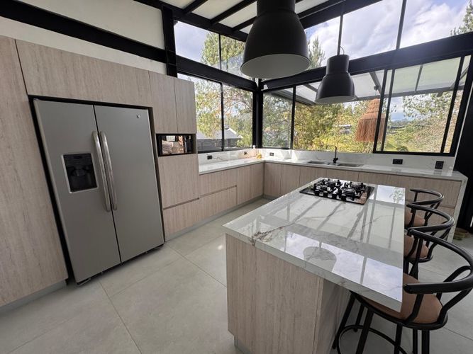 Casa de 3 alcobas en arriendo en Altos Del Escobero, Envigado, 1265 m² · foto 3 de 15