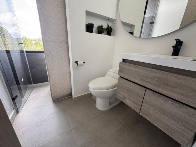 Casa de 3 alcobas en arriendo en Altos Del Escobero, Envigado, 1265 m² · foto 10 de 15