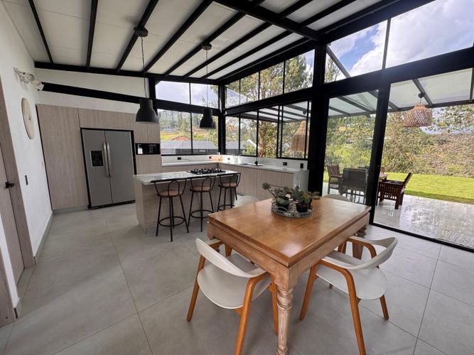 Casa de 3 alcobas en venta en Altos Del Escobero, Envigado, 1265 m² · foto 2 de 15