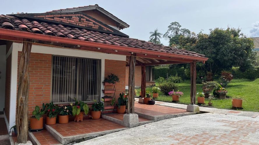 Casa de 5 alcobas en venta en Tribunas Corcega, Pereira, 327 m² · foto 2 de 19