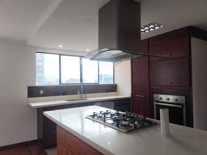 Apartamento de 2 alcobas en arriendo en El Poblado, Medellín, 183 m² · foto 5 de 17