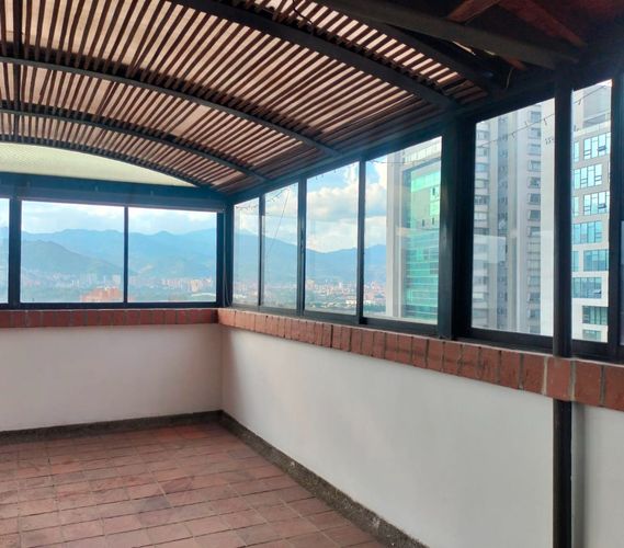 Apartamento de 2 alcobas en arriendo en El Poblado, Medellín, 183 m² · foto 2 de 17