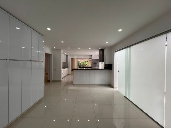 Casa de 4 alcobas en arriendo en El Poblado, Medellín, 600 m² · foto 3 de 20