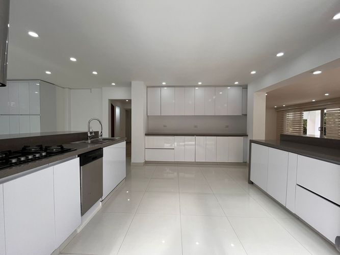 Casa de 4 alcobas en arriendo en El Poblado, Medellín, 600 m² · foto 4 de 20