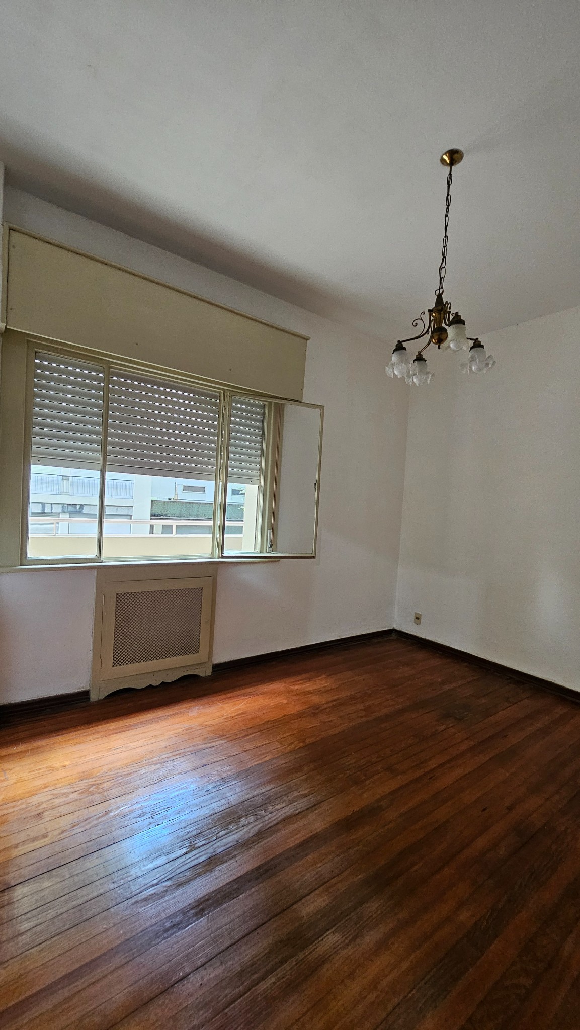 Unidad al frente, 3 dorm. 2 baños, 2 garajes, (más dorm. y baño de servicio, box). Ubicado en pleno Centro Sur,  frente a Ejido y frente a Canelones, con 125 m² de planta y 50 m² de terraza, en un 1er. Piso a 7 m. de altura sobre suelo. - Mehr