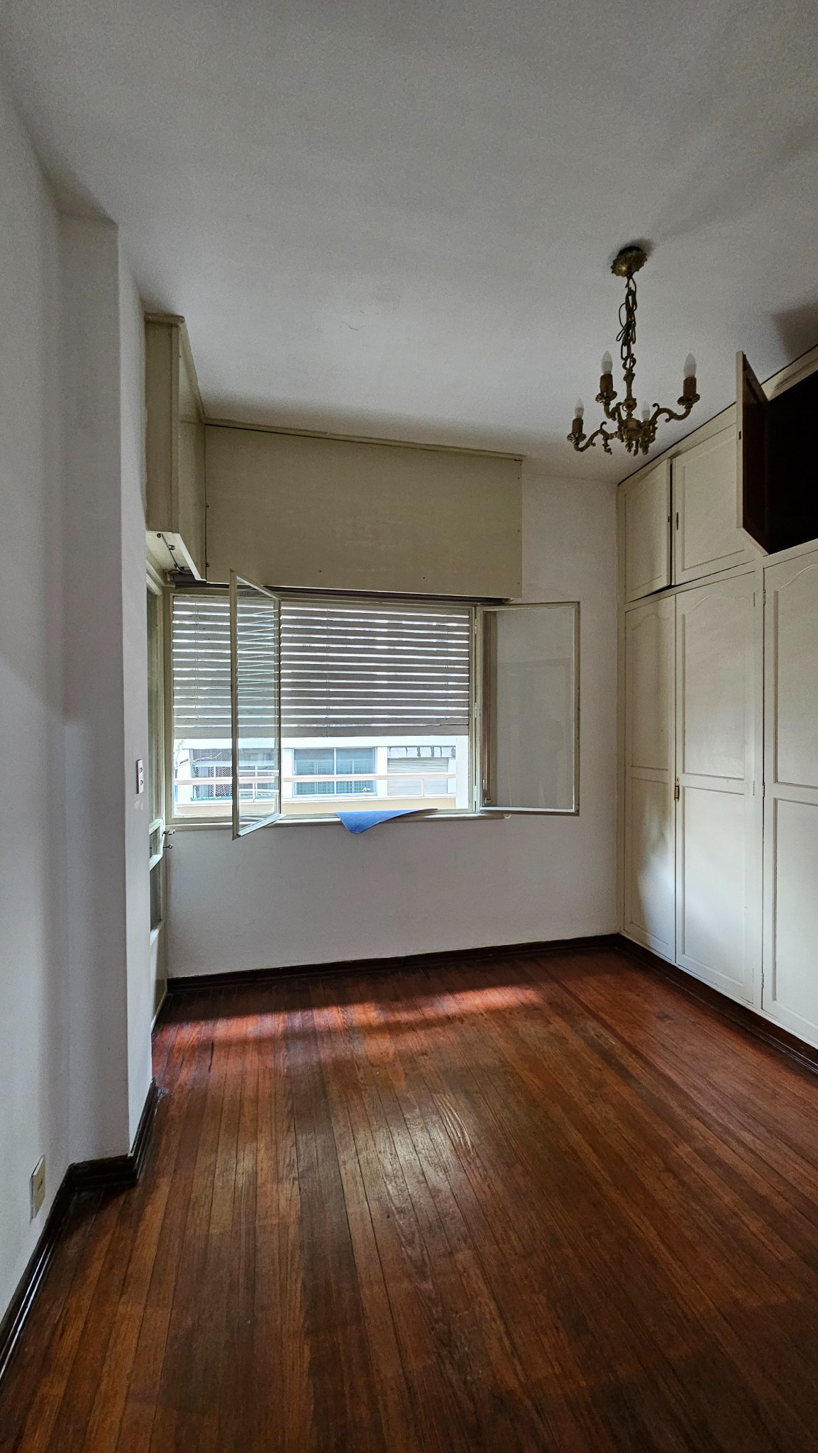 Unidad al frente, 3 dorm. 2 baños, 2 garajes, (más dorm. y baño de servicio, box). Ubicado en pleno Centro Sur,  frente a Ejido y frente a Canelones, con 125 m² de planta y 50 m² de terraza, en un 1er. Piso a 7 m. de altura sobre suelo. - Ansicht 6