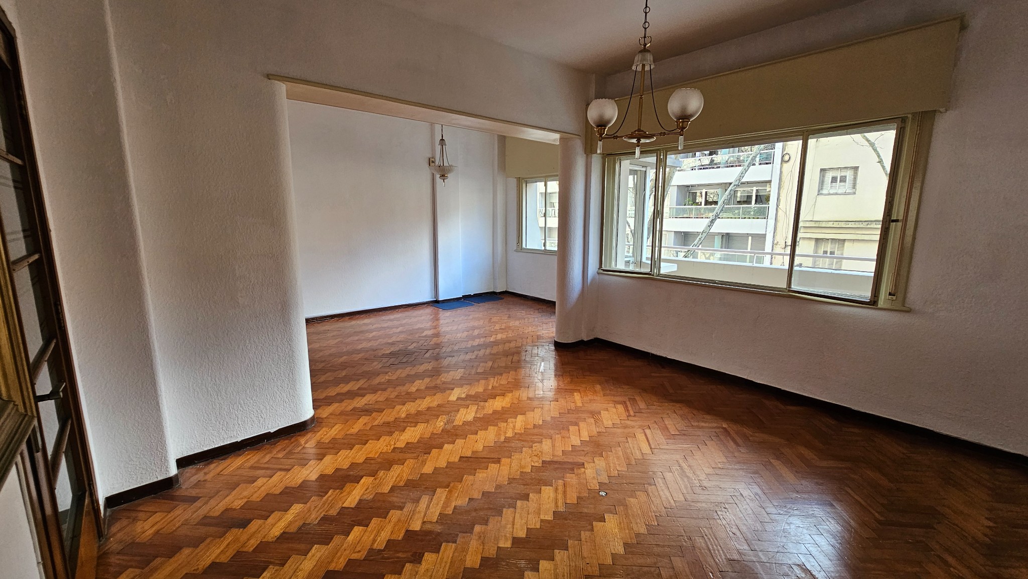 Unidad al frente, 3 dorm. 2 baños, 2 garajes, (más dorm. y baño de servicio, box). Ubicado en pleno Centro Sur,  frente a Ejido y frente a Canelones, con 125 m² de planta y 50 m² de terraza, en un 1er. Piso a 7 m. de altura sobre suelo. - Ansicht 3