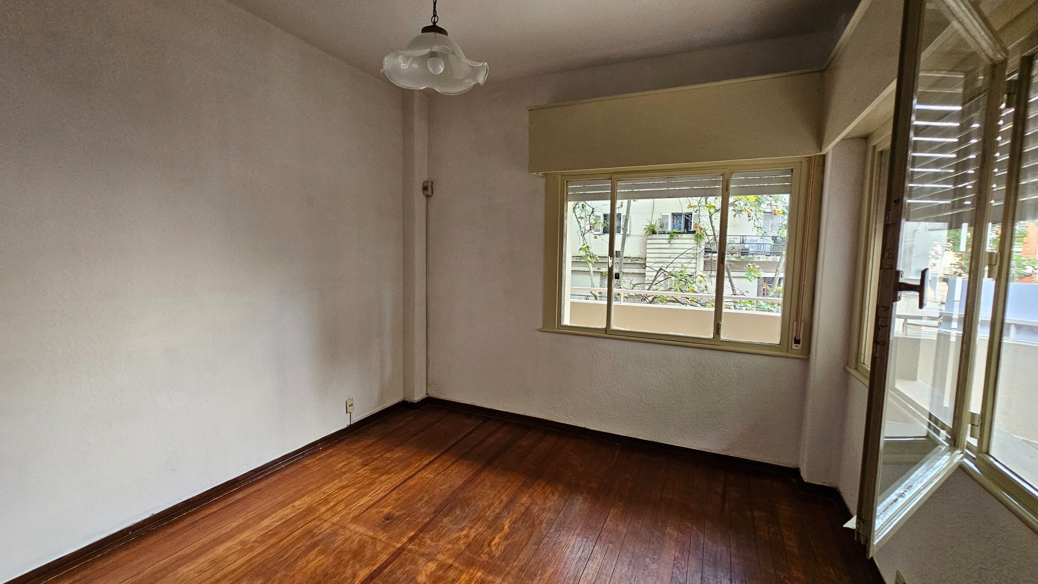 Unidad al frente, 3 dorm. 2 baños, 2 garajes, (más dorm. y baño de servicio, box). Ubicado en pleno Centro Sur,  frente a Ejido y frente a Canelones, con 125 m² de planta y 50 m² de terraza, en un 1er. Piso a 7 m. de altura sobre suelo. - Ansicht 4